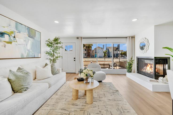 Salle de séjour élégante avec mobilier moderne dans un appartement à Building West Balboa Boulevard - month2month - 1581941 à Newport Beach, Newport Beach