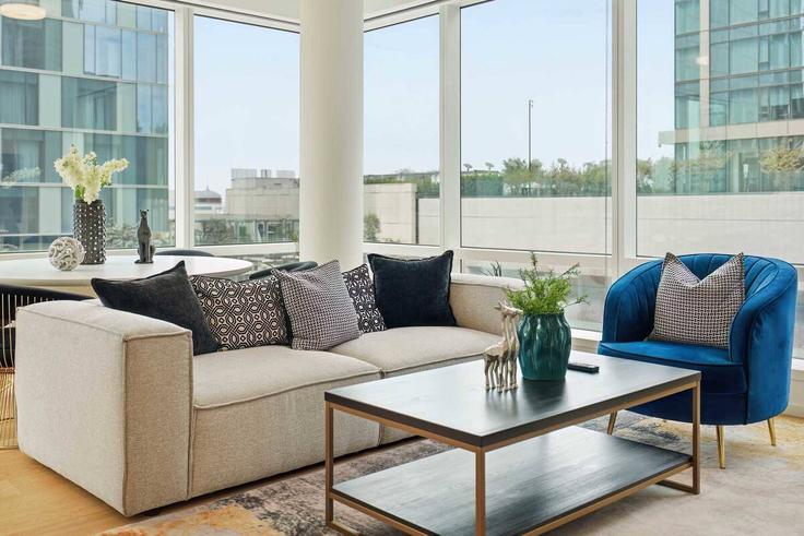 Salle de séjour élégante avec mobilier moderne dans un appartement à Building Francisco Street - month2month - 1583870 à Los Angeles, Los Angeles
