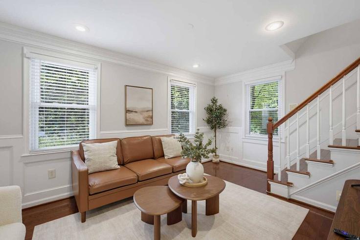 Salle de séjour élégante avec mobilier moderne dans un appartement à Building S Oxford St - month2month - 1623826 à Arlington, Arlington Salle de séjour élégante avec mobilier moderne dans un appartement à Building S Oxford St - month2month - 1623826 à Arlington, Arlington