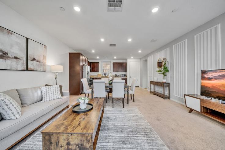 Elegante sala de estar con mobiliario moderno en un apartamento en Building Blossom Way - month2month - 1581818 en Eastvale, Eastvale