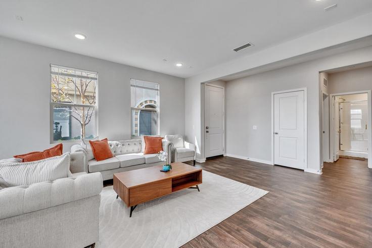 Elegante sala de estar con mobiliario moderno en un apartamento en Building East Lavender Drive - month2month - 1581935 en Ontario, Ontario