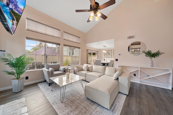 Elegant gestaltetes Wohnzimmer mit moderner Einrichtung in einer Wohnung im Building El Vaquero - month2month - 1581908 in Rancho Santa Margarita, Rancho Santa Margarita Elegant gestaltetes Wohnzimmer mit moderner Einrichtung in einer Wohnung im Building El Vaquero - month2month - 1581908 in Rancho Santa Margarita, Rancho Santa Margarita