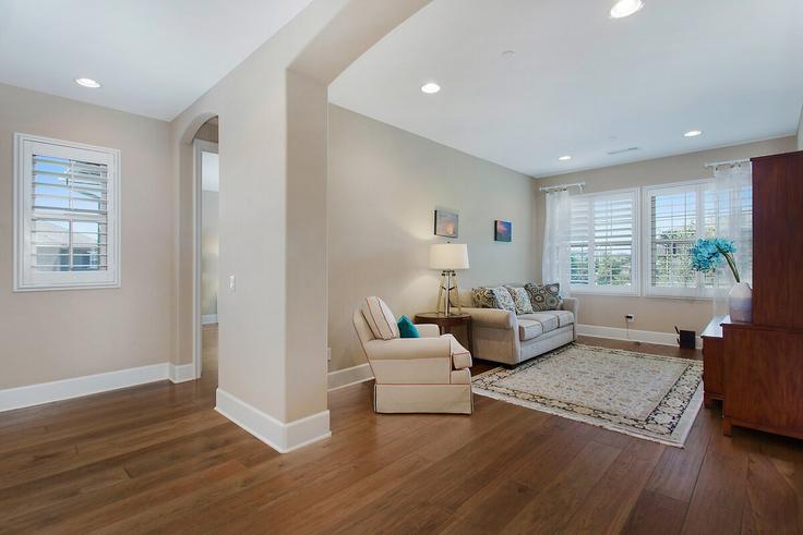 Elegante sala de estar con mobiliario moderno en un apartamento en Building Longpoint Drive - month2month - 1581965 en Huntington Beach, Huntington Beach Elegante sala de estar con mobiliario moderno en un apartamento en Building Longpoint Drive - month2month - 1581965 en Huntington Beach, Huntington Beach