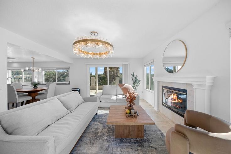Elegante sala de estar con mobiliario moderno en un apartamento en Building Mennonite Point - month2month - 1581830 en San Diego, San Diego Elegante sala de estar con mobiliario moderno en un apartamento en Building Mennonite Point - month2month - 1581830 en San Diego, San Diego