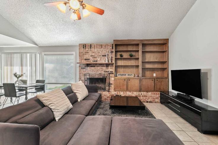 Sala de estar elegantemente projetada com móveis modernos em um apartamento no Building Esplanade Street - month2month - 1581988 em Austin, Austin
