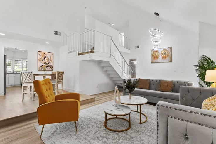 Sala de estar elegantemente projetada com móveis modernos em um apartamento no Building Blueridge Road - month2month - 1581983 em Lake Forest, Lake Forest Sala de estar elegantemente projetada com móveis modernos em um apartamento no Building Blueridge Road - month2month - 1581983 em Lake Forest, Lake Forest