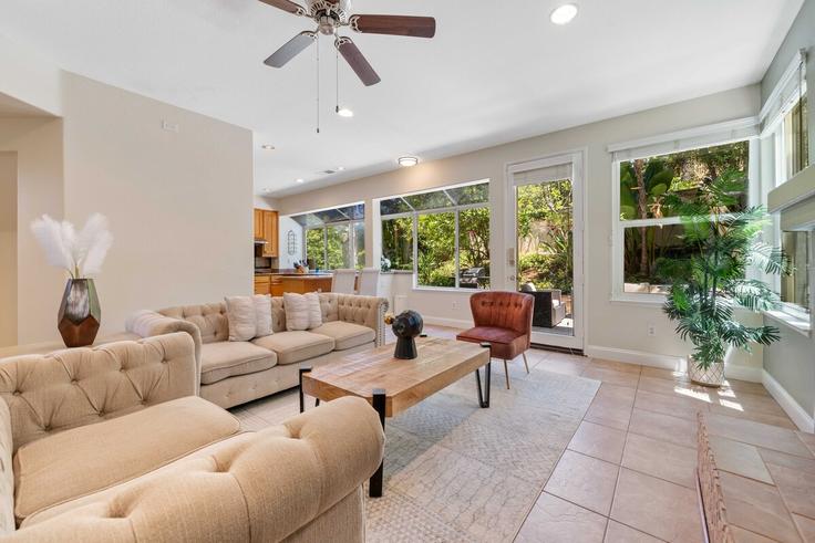 Sala de estar elegantemente projetada com móveis modernos em um apartamento no Building Sandbridge - month2month - 1581854 em Aliso Viejo, Aliso Viejo Sala de estar elegantemente projetada com móveis modernos em um apartamento no Building Sandbridge - month2month - 1581854 em Aliso Viejo, Aliso Viejo