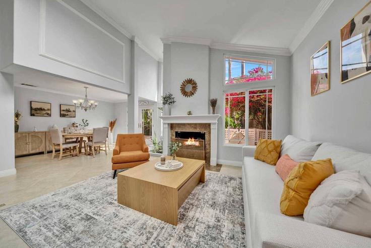 Building Coldbrook - month2month - 1581860 adresindeki bir dairede modern mobilyalarla zarif bir şekilde tasarlanmış oturma odası Irvine, Irvine Building Coldbrook - month2month - 1581860 adresindeki bir dairede modern mobilyalarla zarif bir şekilde tasarlanmış oturma odası Irvine, Irvine