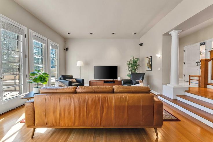 Elegante sala de estar con mobiliario moderno en un apartamento en Building Northwest Hazeltine Street - month2month - 1581873 en Portland, Portland Elegante sala de estar con mobiliario moderno en un apartamento en Building Northwest Hazeltine Street - month2month - 1581873 en Portland, Portland