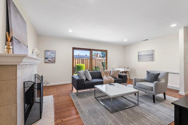 Salle de séjour élégante avec mobilier moderne dans un appartement à Building Niagara Drive - month2month - 1581872 à San Jose, San Jose Salle de séjour élégante avec mobilier moderne dans un appartement à Building Niagara Drive - month2month - 1581872 à San Jose, San Jose