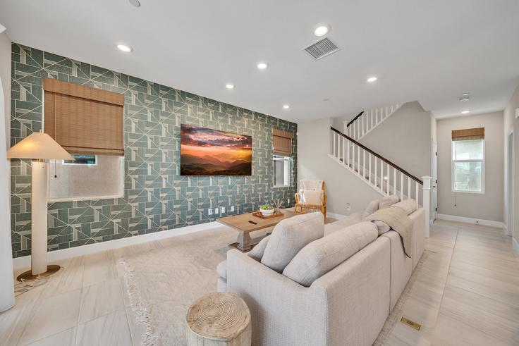 Salle de séjour élégante avec mobilier moderne dans un appartement à Building Senna Way - month2month - 1582057 à San Diego, San Diego