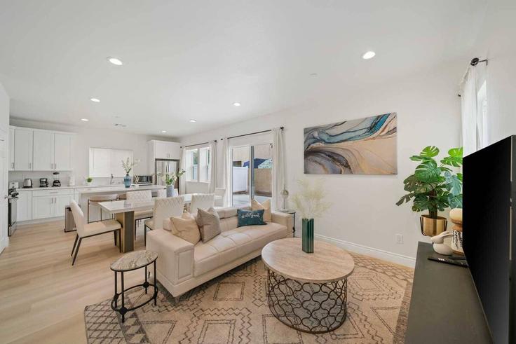Elegante sala de estar con mobiliario moderno en un apartamento en Building North Date Street - month2month - 1582002 en Pomona, Pomona Elegante sala de estar con mobiliario moderno en un apartamento en Building North Date Street - month2month - 1582002 en Pomona, Pomona
