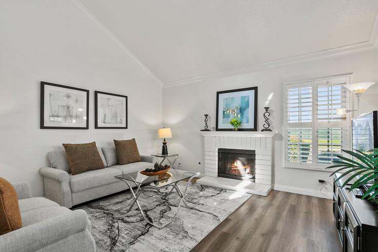 Sala de estar elegantemente projetada com móveis modernos em um apartamento no Building Summerstone - month2month - 1581783 em Irvine, Irvine Sala de estar elegantemente projetada com móveis modernos em um apartamento no Building Summerstone - month2month - 1581783 em Irvine, Irvine