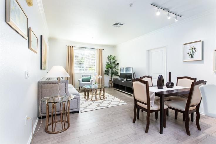 Salle de séjour élégante avec mobilier moderne dans un appartement à Building Scholarship - month2month - 1581786 à Irvine, Irvine Salle de séjour élégante avec mobilier moderne dans un appartement à Building Scholarship - month2month - 1581786 à Irvine, Irvine