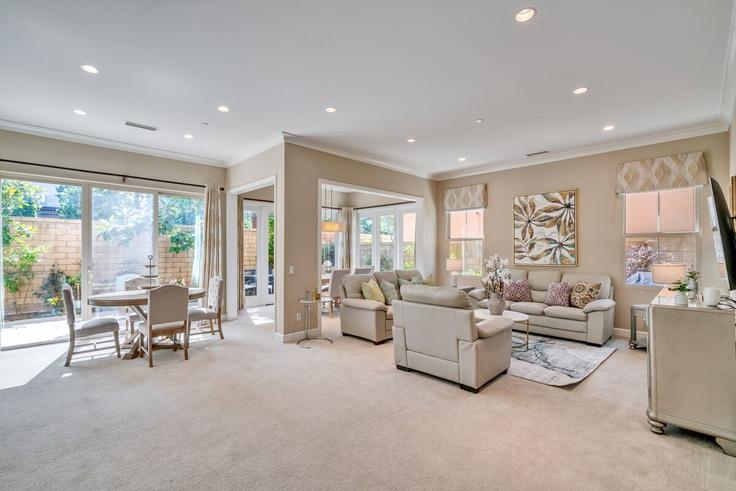 Sala de estar elegantemente projetada com móveis modernos em um apartamento no Building Thornapple - month2month - 1581948 em Irvine, Irvine