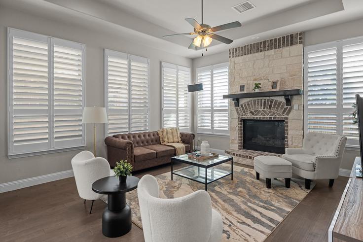 Sala de estar elegantemente projetada com móveis modernos em um apartamento no Building Amphora Avenue - month2month - 1582042 em McKinney, McKinney Sala de estar elegantemente projetada com móveis modernos em um apartamento no Building Amphora Avenue - month2month - 1582042 em McKinney, McKinney