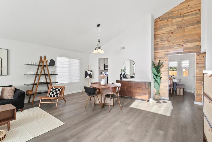 Elegante sala de estar con mobiliario moderno en un apartamento en Building Rockside Court - month2month - 1581984 en San Diego, San Diego Elegante sala de estar con mobiliario moderno en un apartamento en Building Rockside Court - month2month - 1581984 en San Diego, San Diego