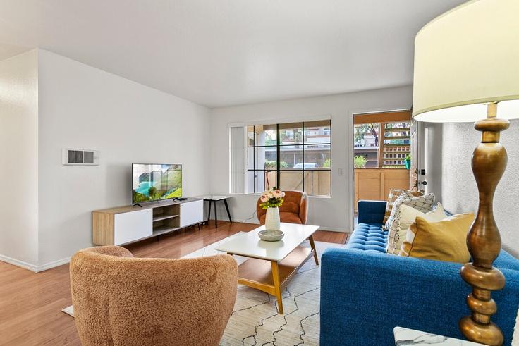 Elegante sala de estar con mobiliario moderno en un apartamento en Building Carmel Cape - month2month - 1581840 en San Diego, San Diego