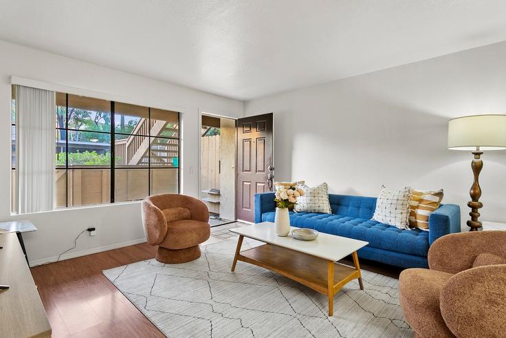 Elegant gestaltetes Wohnzimmer mit moderner Einrichtung in einer Wohnung im Building Carmel Cape - month2month - 1581840 in San Diego, San Diego