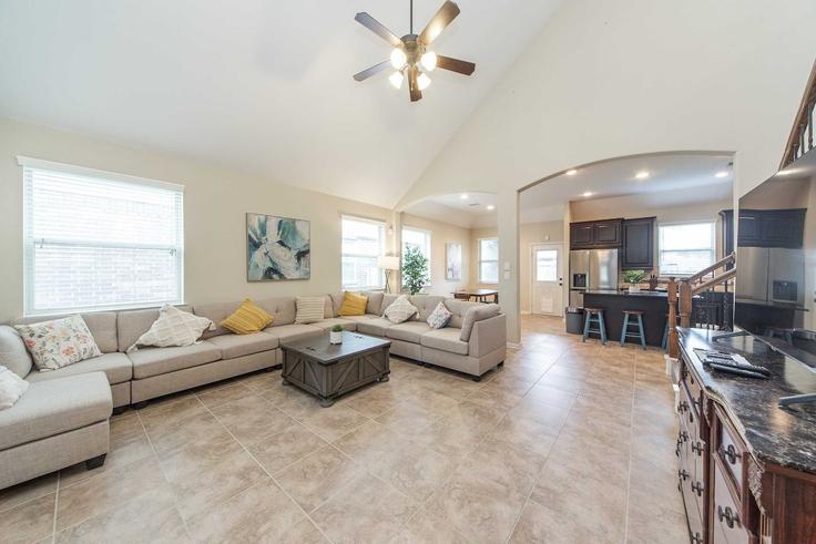 Sala de estar elegantemente projetada com móveis modernos em um apartamento no Building Tea Tree Drive - month2month - 1581944 em Katy, Katy Sala de estar elegantemente projetada com móveis modernos em um apartamento no Building Tea Tree Drive - month2month - 1581944 em Katy, Katy