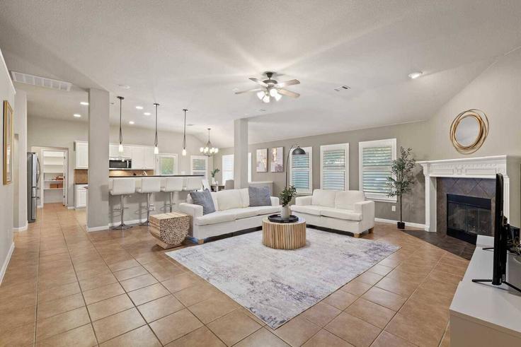 Elegant gestaltetes Wohnzimmer mit moderner Einrichtung in einer Wohnung im Building Castle Pines Drive - month2month - 1582039 in Austin, Austin Elegant gestaltetes Wohnzimmer mit moderner Einrichtung in einer Wohnung im Building Castle Pines Drive - month2month - 1582039 in Austin, Austin