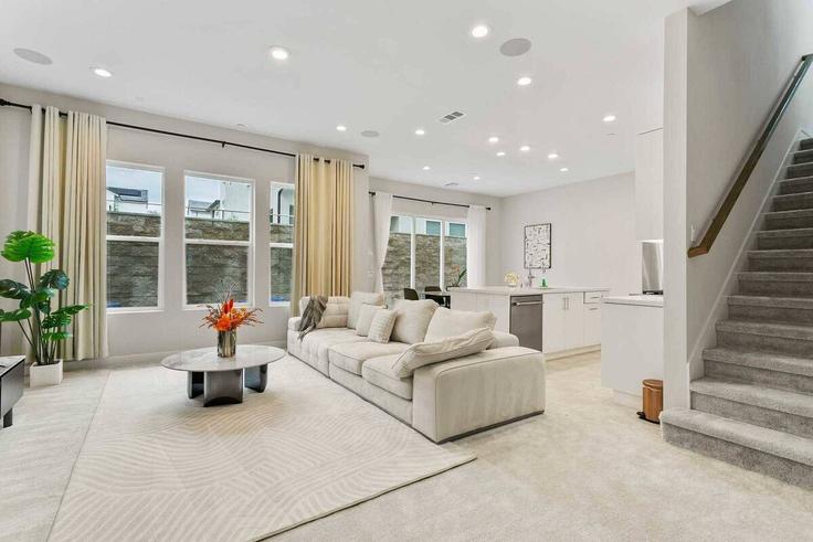 Sala de estar elegantemente projetada com móveis modernos em um apartamento no Building Tivoli Lane - month2month - 1581877 em Lake Forest, Lake Forest Sala de estar elegantemente projetada com móveis modernos em um apartamento no Building Tivoli Lane - month2month - 1581877 em Lake Forest, Lake Forest