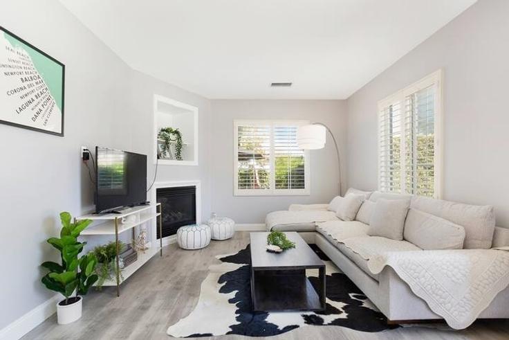 Building Cherrybrook Lane - month2month - 1581891 adresindeki bir dairede modern mobilyalarla zarif bir şekilde tasarlanmış oturma odası Irvine, Irvine Building Cherrybrook Lane - month2month - 1581891 adresindeki bir dairede modern mobilyalarla zarif bir şekilde tasarlanmış oturma odası Irvine, Irvine