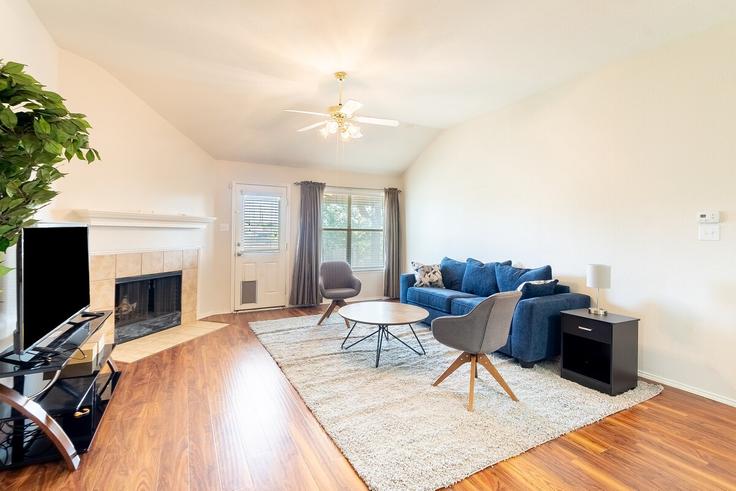 Elegant gestaltetes Wohnzimmer mit moderner Einrichtung in einer Wohnung im Building Fallmeadow Street - month2month - 1581925 in Denton, Denton