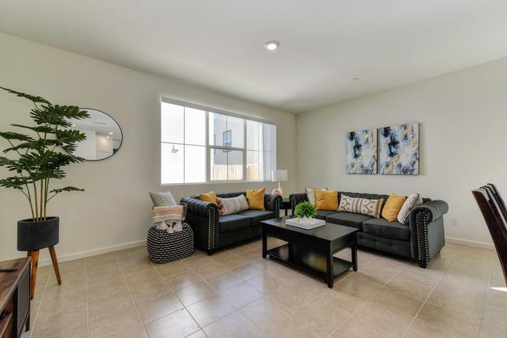 Salle de séjour élégante avec mobilier moderne dans un appartement à Building Sunny Gate Lane - month2month - 1581817 à Folsom, Folsom