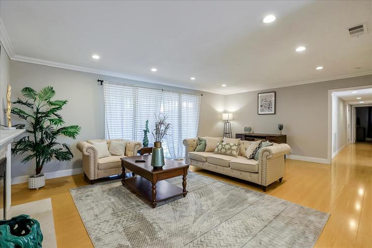 Santa Clara Santa ClaraのBuilding Benton Street - month2month - 1581790のアパートメントにある、モダンな家具を備えたエレガントなデザインのリビングルーム