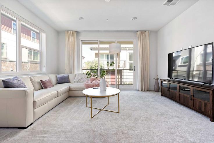 Sala de estar elegantemente projetada com móveis modernos em um apartamento no Building Denali - month2month - 1581849 em Lake Forest, Lake Forest Sala de estar elegantemente projetada com móveis modernos em um apartamento no Building Denali - month2month - 1581849 em Lake Forest, Lake Forest