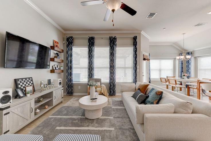 Salle de séjour élégante avec mobilier moderne dans un appartement à Building Wind Valley Way - month2month - 1581820 à Pflugerville, Pflugerville