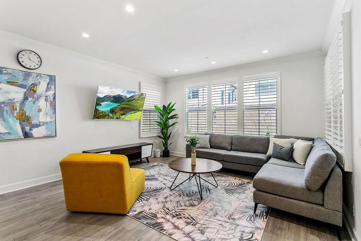 Salle de séjour élégante avec mobilier moderne dans un appartement à Building Baja - month2month - 1581972 à Irvine, Irvine Salle de séjour élégante avec mobilier moderne dans un appartement à Building Baja - month2month - 1581972 à Irvine, Irvine