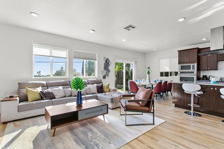 Los Angeles Los AngelesのBuilding Fenton Avenue - month2month - 1581838のアパートメントにある、モダンな家具を備えたエレガントなデザインのリビングルーム Los Angeles Los AngelesのBuilding Fenton Avenue - month2month - 1581838のアパートメントにある、モダンな家具を備えたエレガントなデザインのリビングルーム