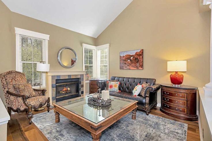 Elegante sala de estar con mobiliario moderno en un apartamento en Building Lethbridge Way - month2month - 1581816 en San Diego, San Diego Elegante sala de estar con mobiliario moderno en un apartamento en Building Lethbridge Way - month2month - 1581816 en San Diego, San Diego