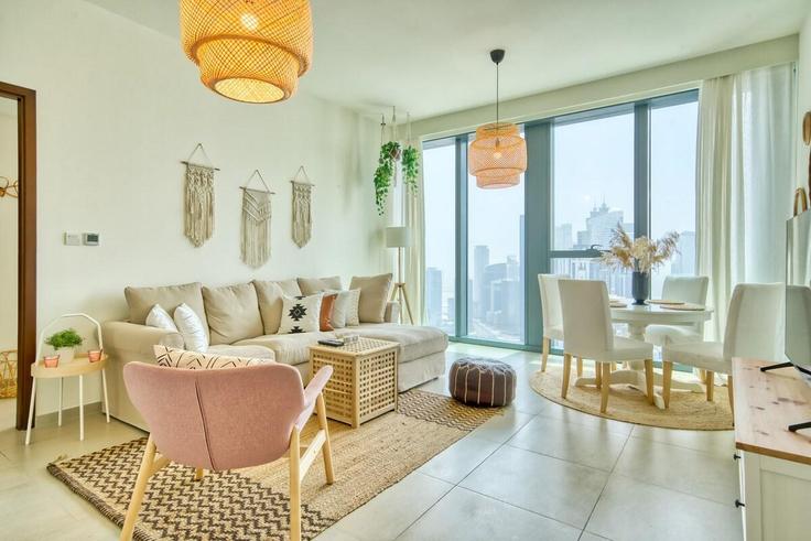 Building Al Tahani St - monty-holiday-home - 1494730 adresindeki bir dairede modern mobilyalarla zarif bir şekilde tasarlanmış oturma odası Downtown Dubai, Dubai