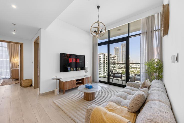 Elegante sala de estar con mobiliario moderno en un apartamento en Building Tariaq Bedon Esm - montyholidayhome - 1042712 - DXB en Nad Al Sheba, Dubai Elegante sala de estar con mobiliario moderno en un apartamento en Building Tariaq Bedon Esm - montyholidayhome - 1042712 - DXB en Nad Al Sheba, Dubai