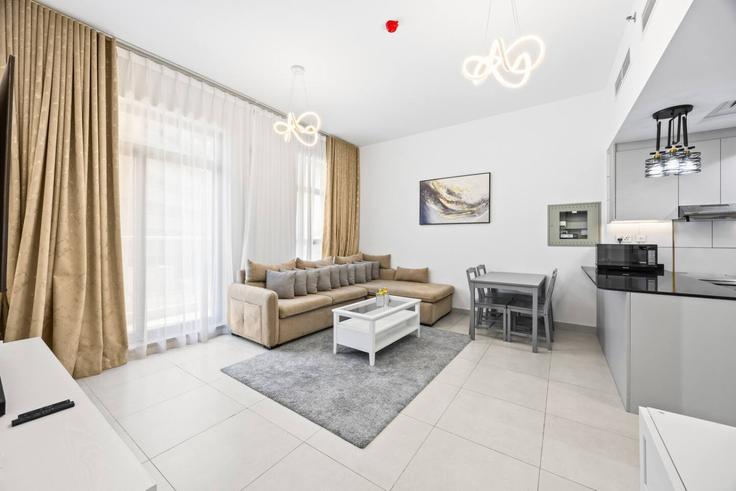 Dubai Wadi Al Safa 5のBuilding 1A St - montyholidayhome - 1326062のアパートメントにある、モダンな家具を備えたエレガントなデザインのリビングルーム