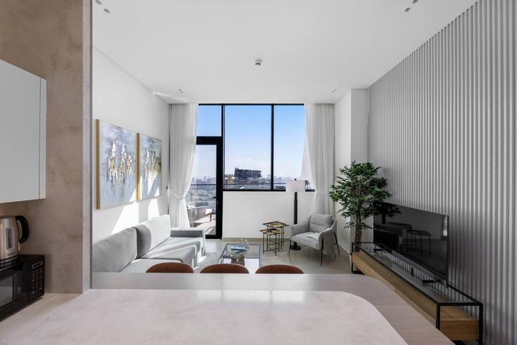 Building Jumeriah Village St 1 - montyholidayhome - 1382479 adresindeki bir dairede modern mobilyalarla zarif bir şekilde tasarlanmış oturma odası Al Barsha South Fourth, Dubai