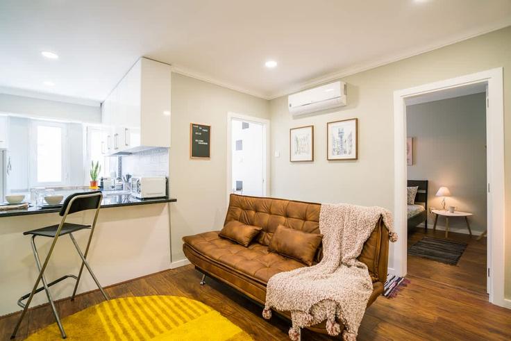 Elegant gestaltetes Wohnzimmer mit moderner Einrichtung in einer Wohnung im Building Rua Actor Vale - motivos-generosos-unipessoal-lda - 1502880 in Penha de França, Lisbon