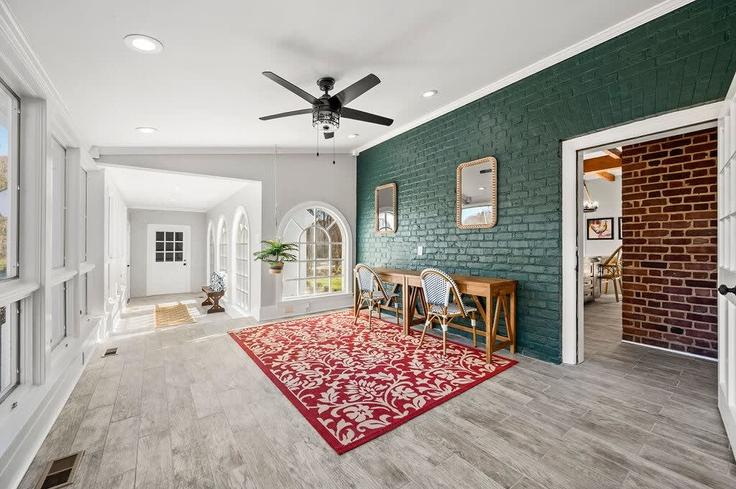 Gainesville GainesvilleのBuilding Nopone Road - mountainsightsrentals - 1019270 - ATLのアパートメントにある、モダンな家具を備えたエレガントなデザインのリビングルーム