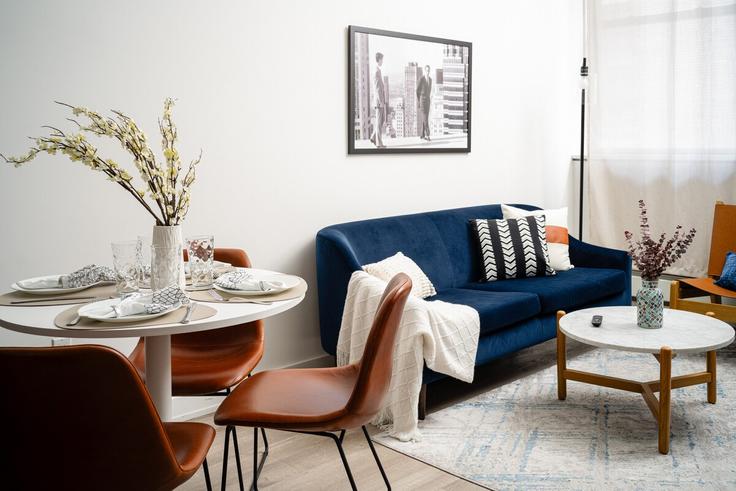 Manhattan, New York 소재 Building Nassau Street - movaliving - 1058796 유닛에 마련된, 현대적인 가구로 꾸며진 우아한 디자인의 거실