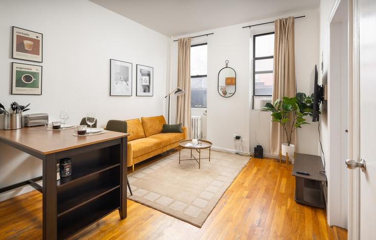 Elegante sala de estar con mobiliario moderno en un apartamento en Building 6th Avenue - movaliving - 1032144 - NYC en Brooklyn, New York