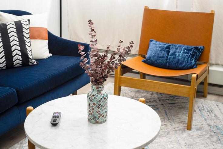 Sala de estar elegantemente projetada com móveis modernos em um apartamento no Building Nassau Street - movaliving - 1058796 em Manhattan, New York