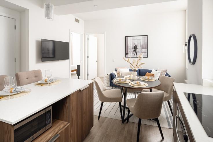 Sala de estar elegantemente projetada com móveis modernos em um apartamento no Building Fulton Street - movaliving - 1058801 em Manhattan, New York
