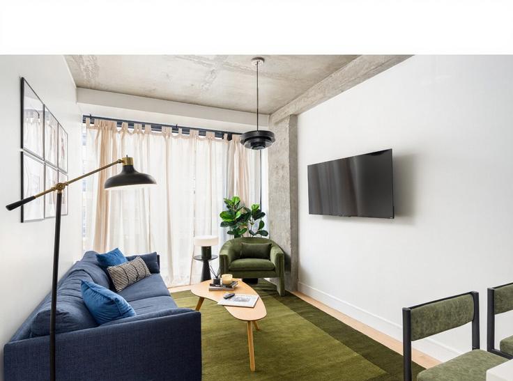 Salle de séjour élégante avec mobilier moderne dans un appartement à Building West 24th Street - movaliving - 1032143 - NYC à Manhattan, New York Salle de séjour élégante avec mobilier moderne dans un appartement à Building West 24th Street - movaliving - 1032143 - NYC à Manhattan, New York
