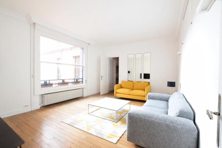 Elegant gestaltetes Wohnzimmer mit moderner Einrichtung in einer Wohnung im Building Rue Pergolèse - moveinparis - 1054916 in 16th arrondissement, Paris