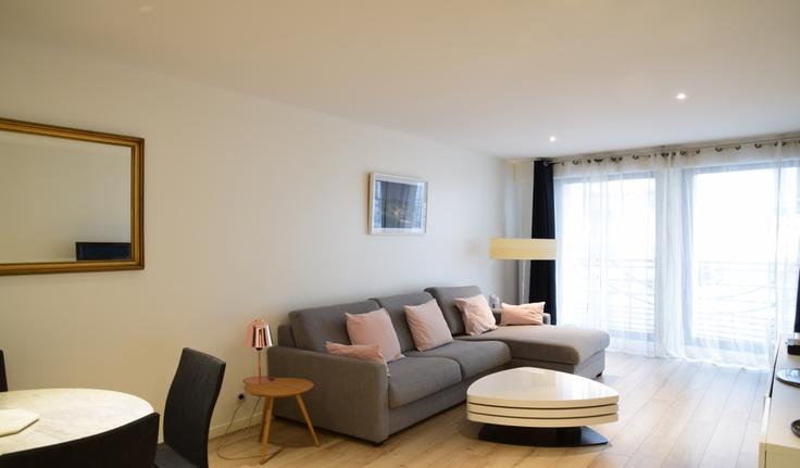 8th arrondissement, Paris에 위치한 Building Rue Cambacérès - moveinparis - 1340563 유닛의 세련된 인테리어가 돋보이는 거실