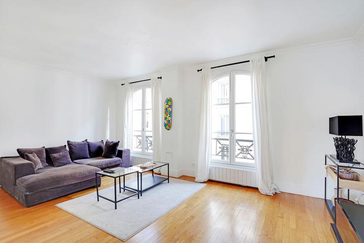 17th arrondissement, Paris에 위치한 Building Rue Descombes - moveinparis - 1058717 - PAR 아파트의 세련된 인테리어가 돋보이는 거실 17th arrondissement, Paris에 위치한 Building Rue Descombes - moveinparis - 1058717 - PAR 아파트의 세련된 인테리어가 돋보이는 거실