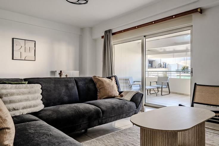 Salle de séjour élégante avec mobilier moderne dans un appartement à Building Irakleous - movingdoors - 1380812 à South Athens, Athens